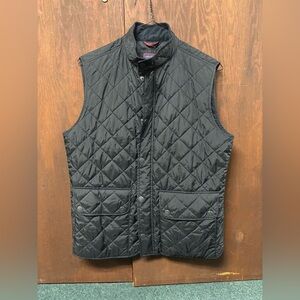 UNTUCKit Quilted vest - Black with inner and outer pockets.